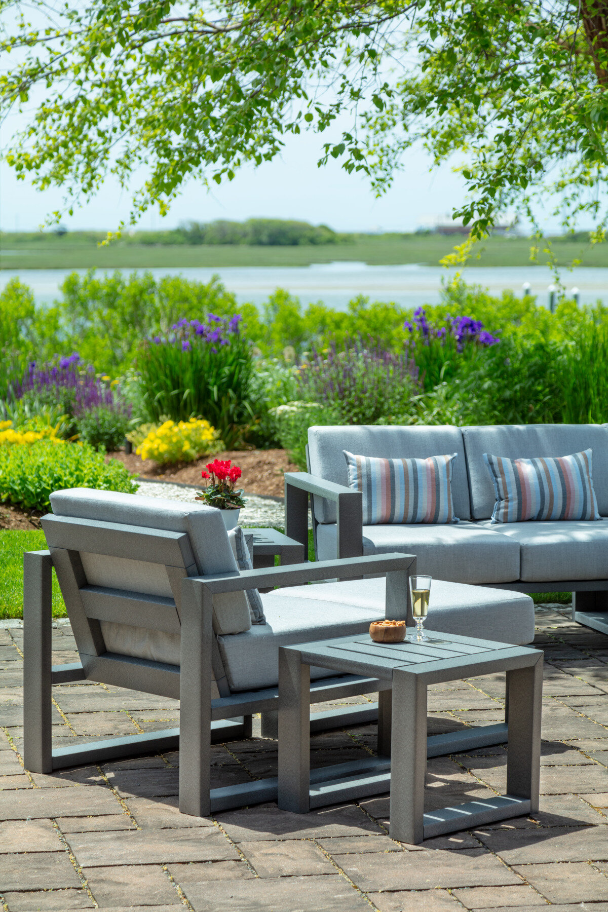 mia lounge chair